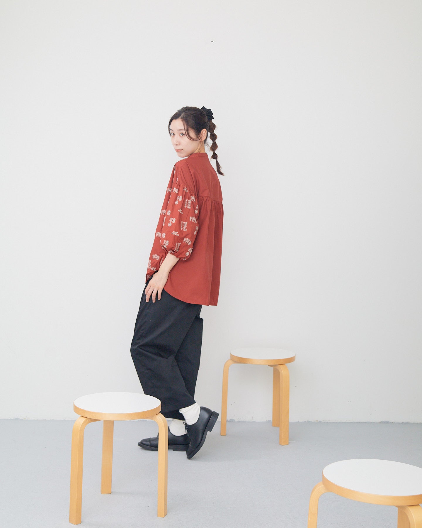 LILOU+LILY 50TYPEWRITER EMBROIDERY BLOUSE PM2503-1