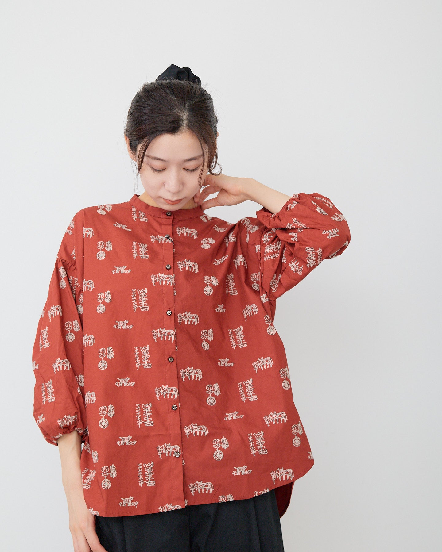 LILOU+LILY 50TYPEWRITER EMBROIDERY BLOUSE PM2503-1