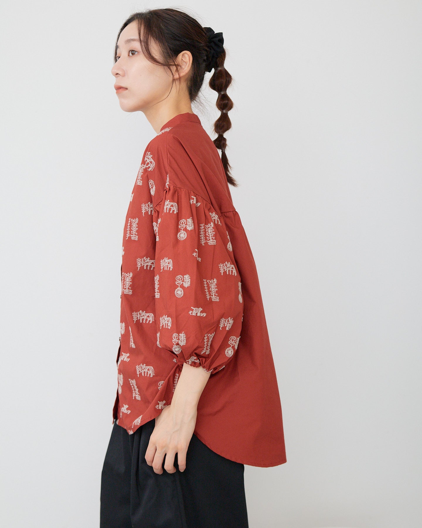 LILOU+LILY 50TYPEWRITER EMBROIDERY BLOUSE PM2503-1