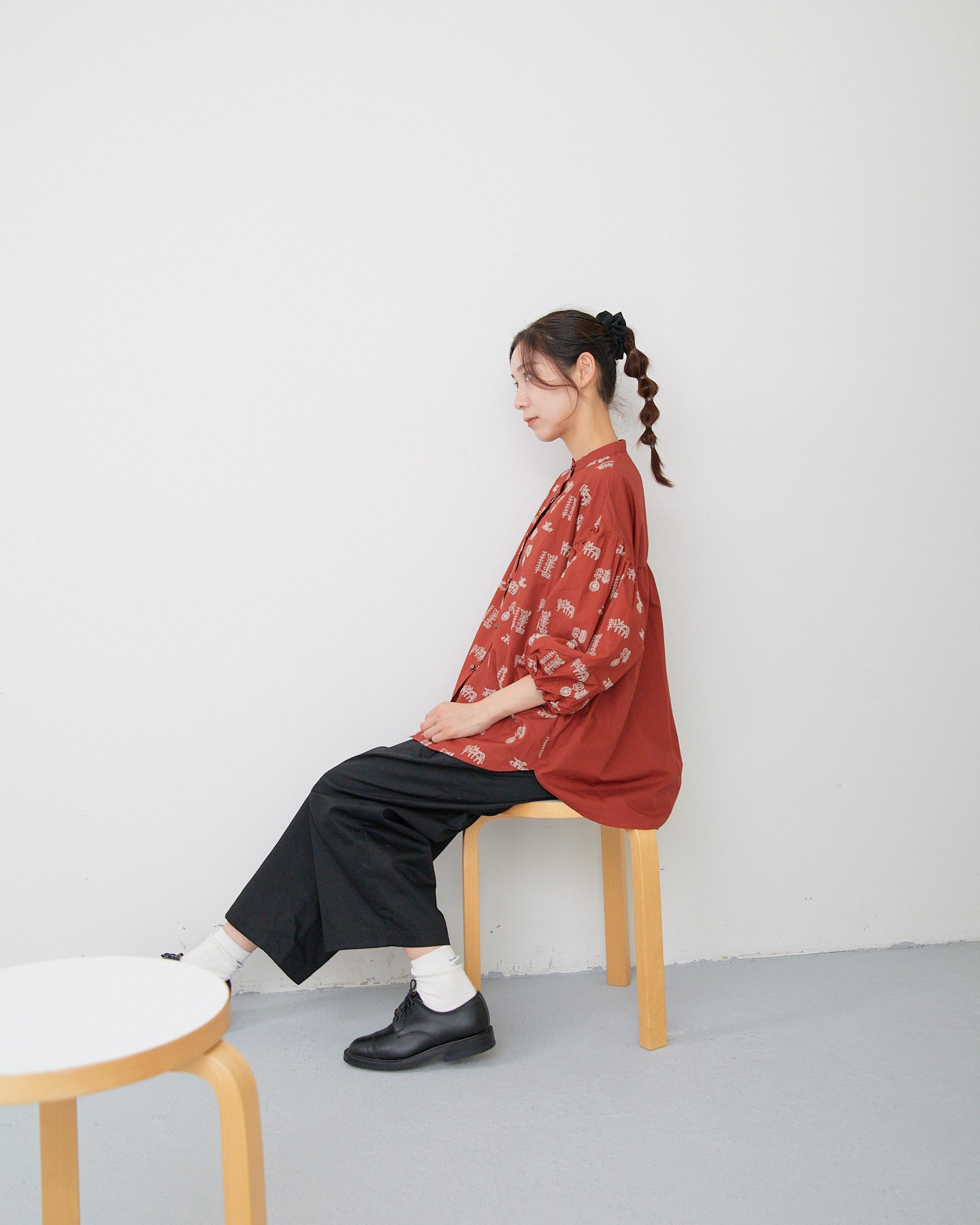 LILOU+LILY 50TYPEWRITER EMBROIDERY BLOUSE PM2503-1