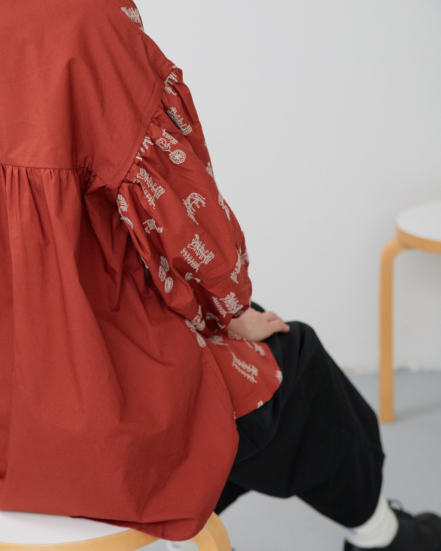 LILOU+LILY 50TYPEWRITER EMBROIDERY BLOUSE PM2503-1