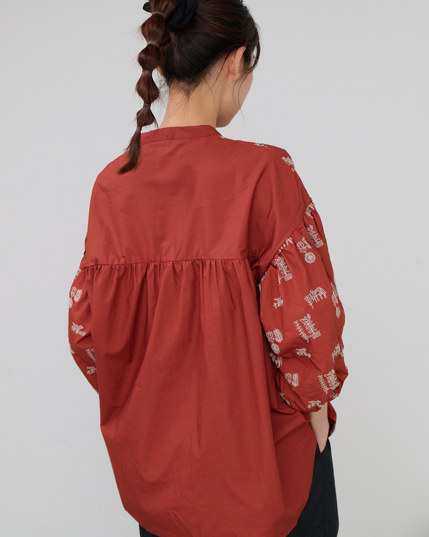 LILOU+LILY 50TYPEWRITER EMBROIDERY BLOUSE PM2503-1